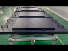 Zestaw wyświetlacza zwrócony w stronę okna