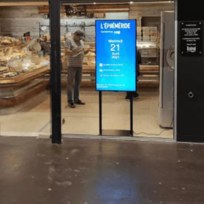 43-calowy dwustronny moduł ekranu LCD Podłoga reklamowa Dwustronny kiosk z okienkiem